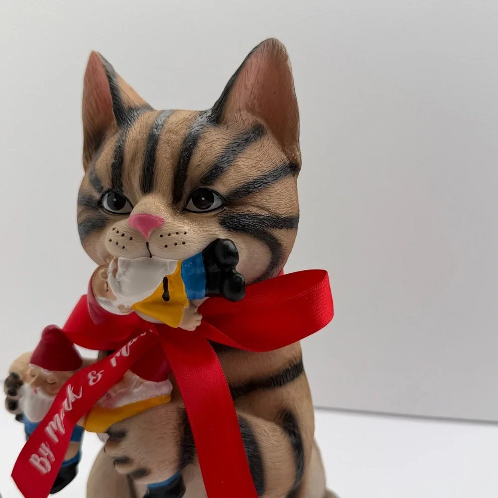 Mischievous Cat Garden Gnome Massacre Statue - Brown